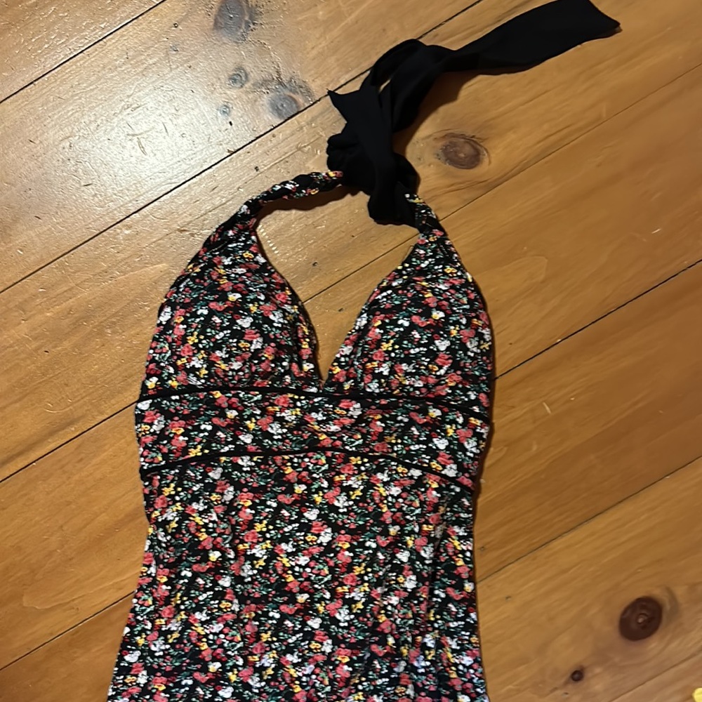 Guess dress. Super cute and flattering. Only worn a few times.